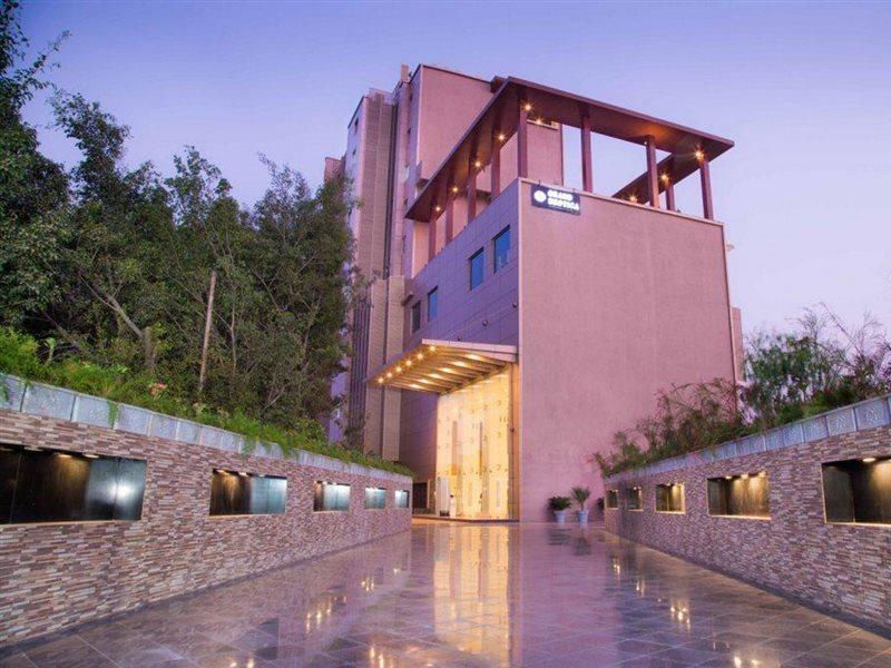 Regenta Central Grand Exotica Pimpri-Chinchwad Buitenkant foto