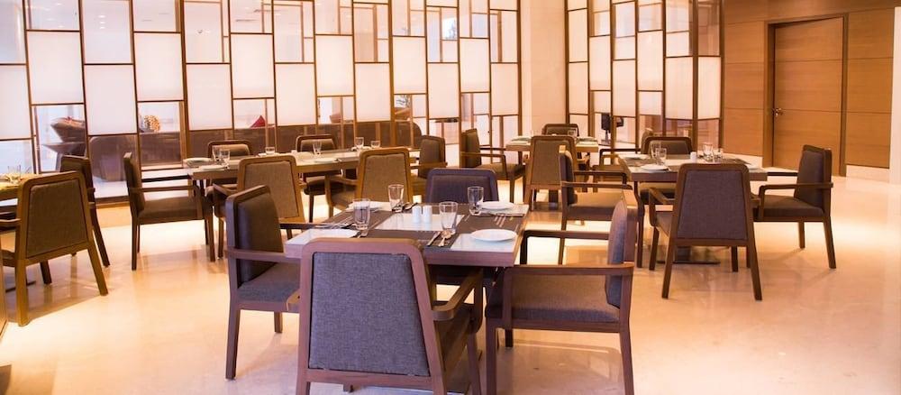 Regenta Central Grand Exotica Pimpri-Chinchwad Buitenkant foto