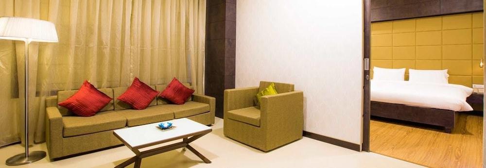Regenta Central Grand Exotica Pimpri-Chinchwad Buitenkant foto