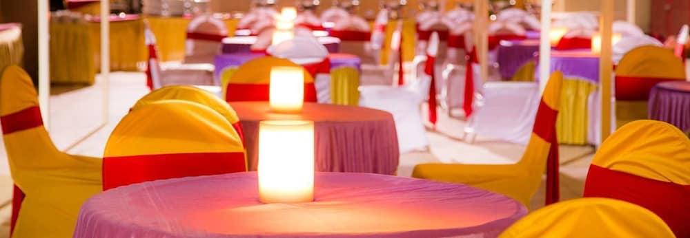 Regenta Central Grand Exotica Pimpri-Chinchwad Buitenkant foto
