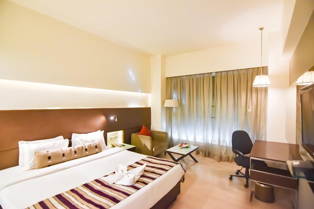 Regenta Central Grand Exotica Pimpri-Chinchwad Buitenkant foto