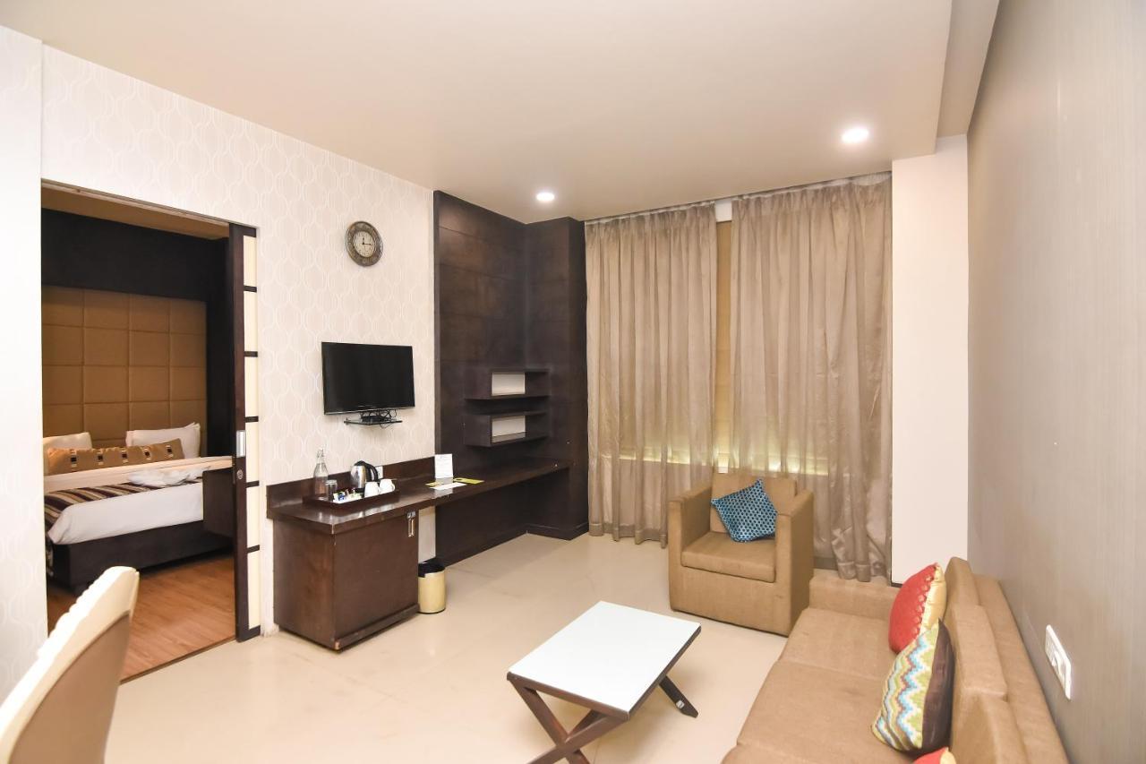 Regenta Central Grand Exotica Pimpri-Chinchwad Buitenkant foto
