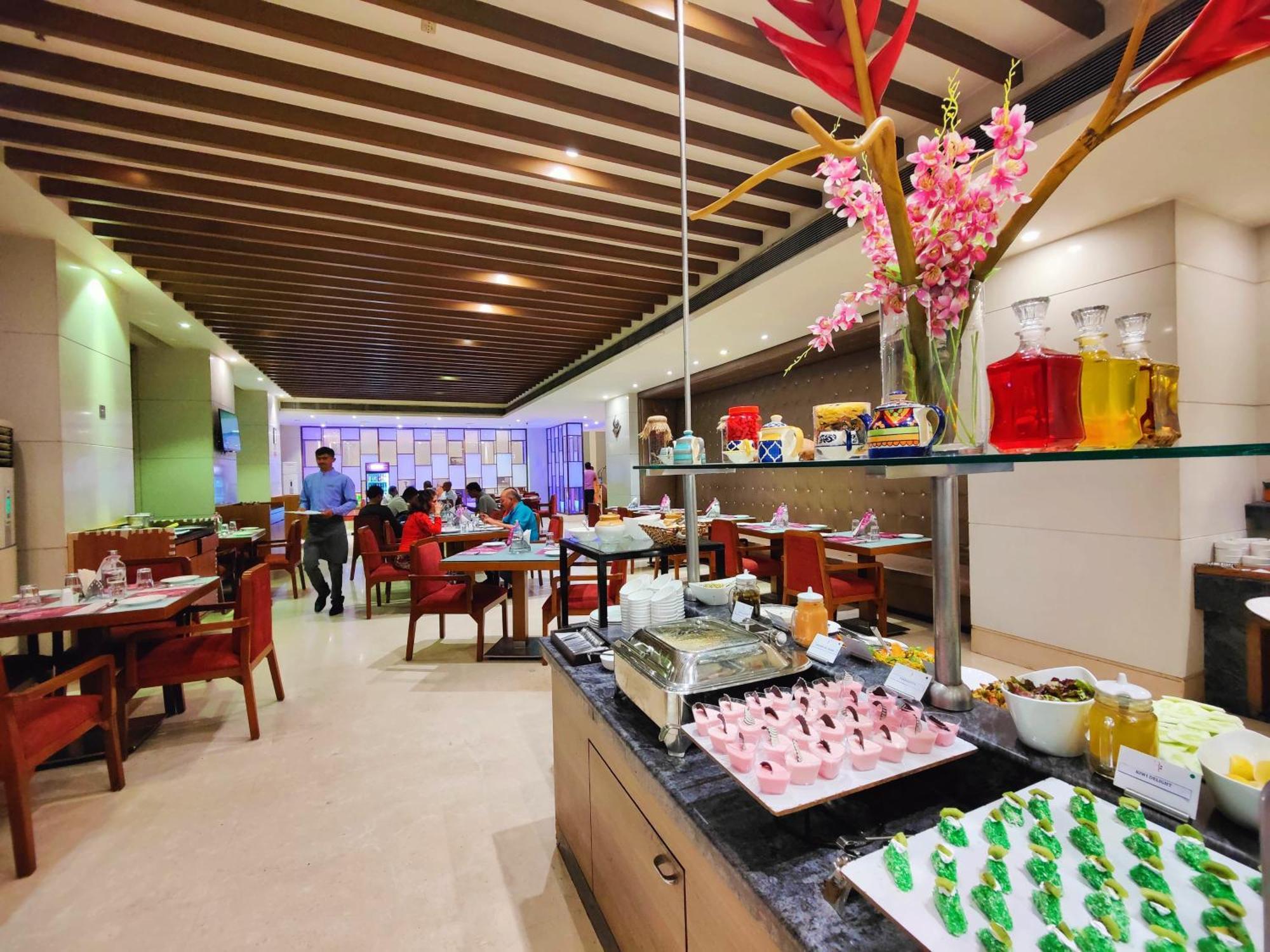 Regenta Central Grand Exotica Pimpri-Chinchwad Buitenkant foto