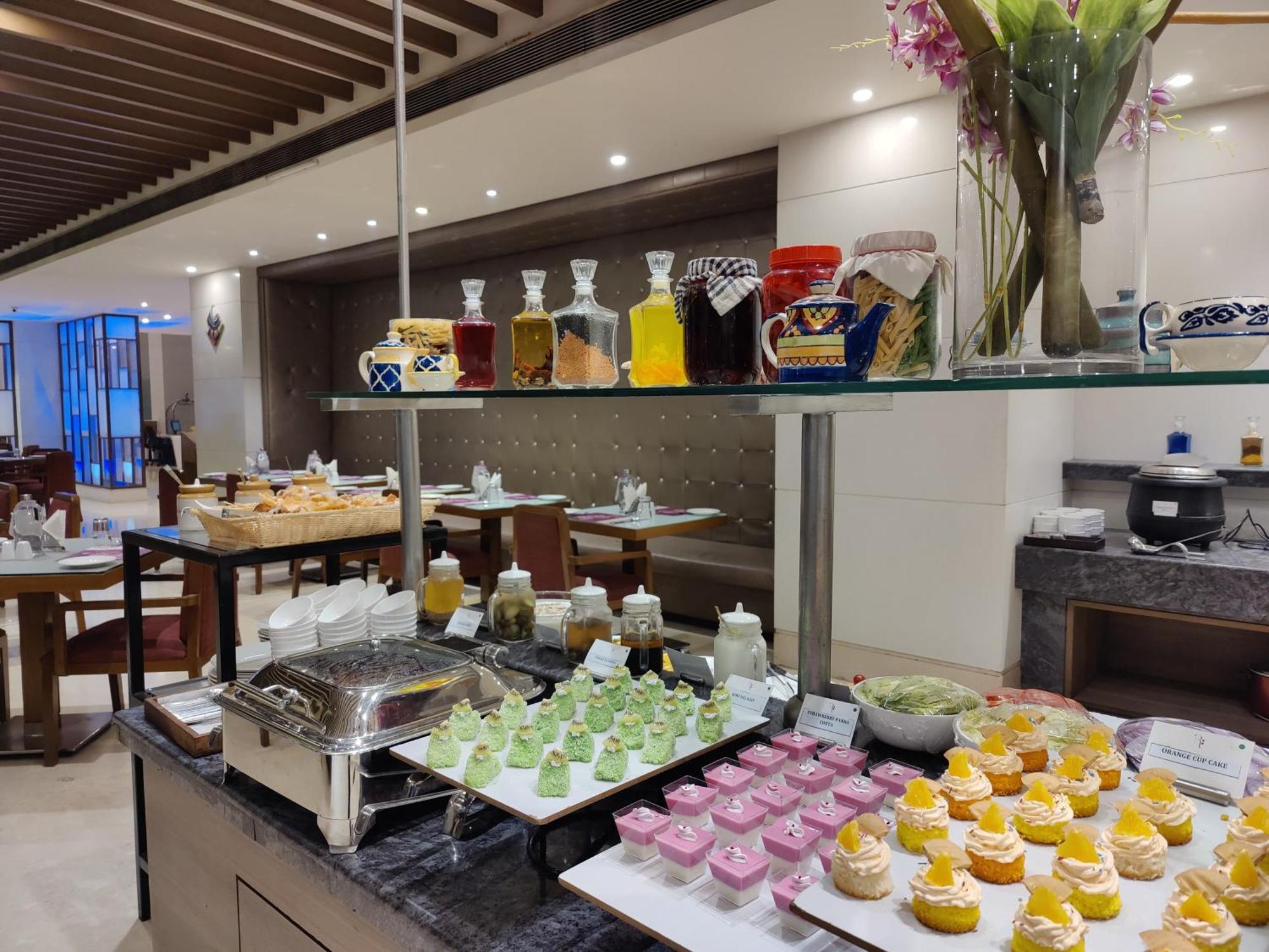 Regenta Central Grand Exotica Pimpri-Chinchwad Buitenkant foto