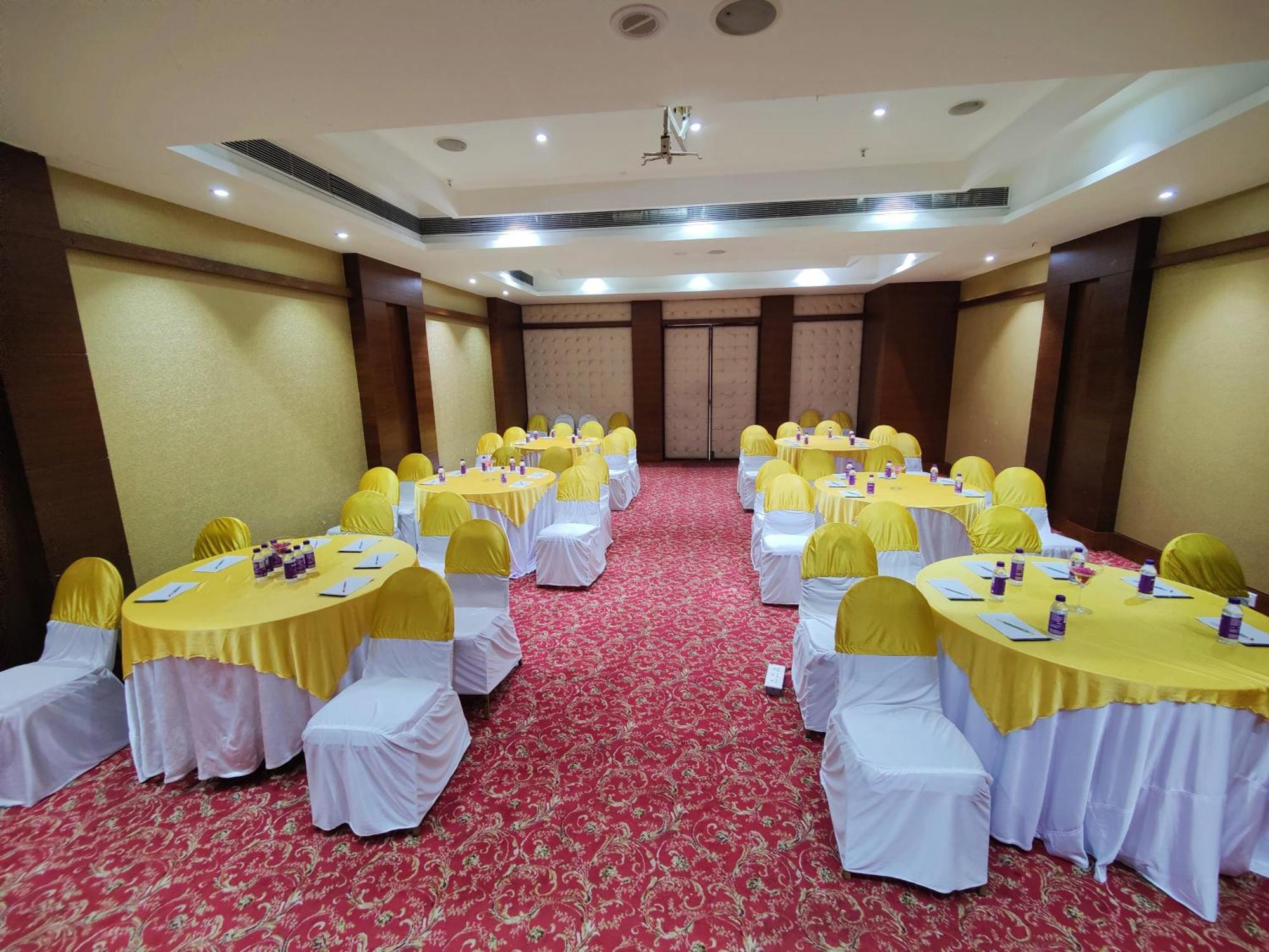 Regenta Central Grand Exotica Pimpri-Chinchwad Buitenkant foto
