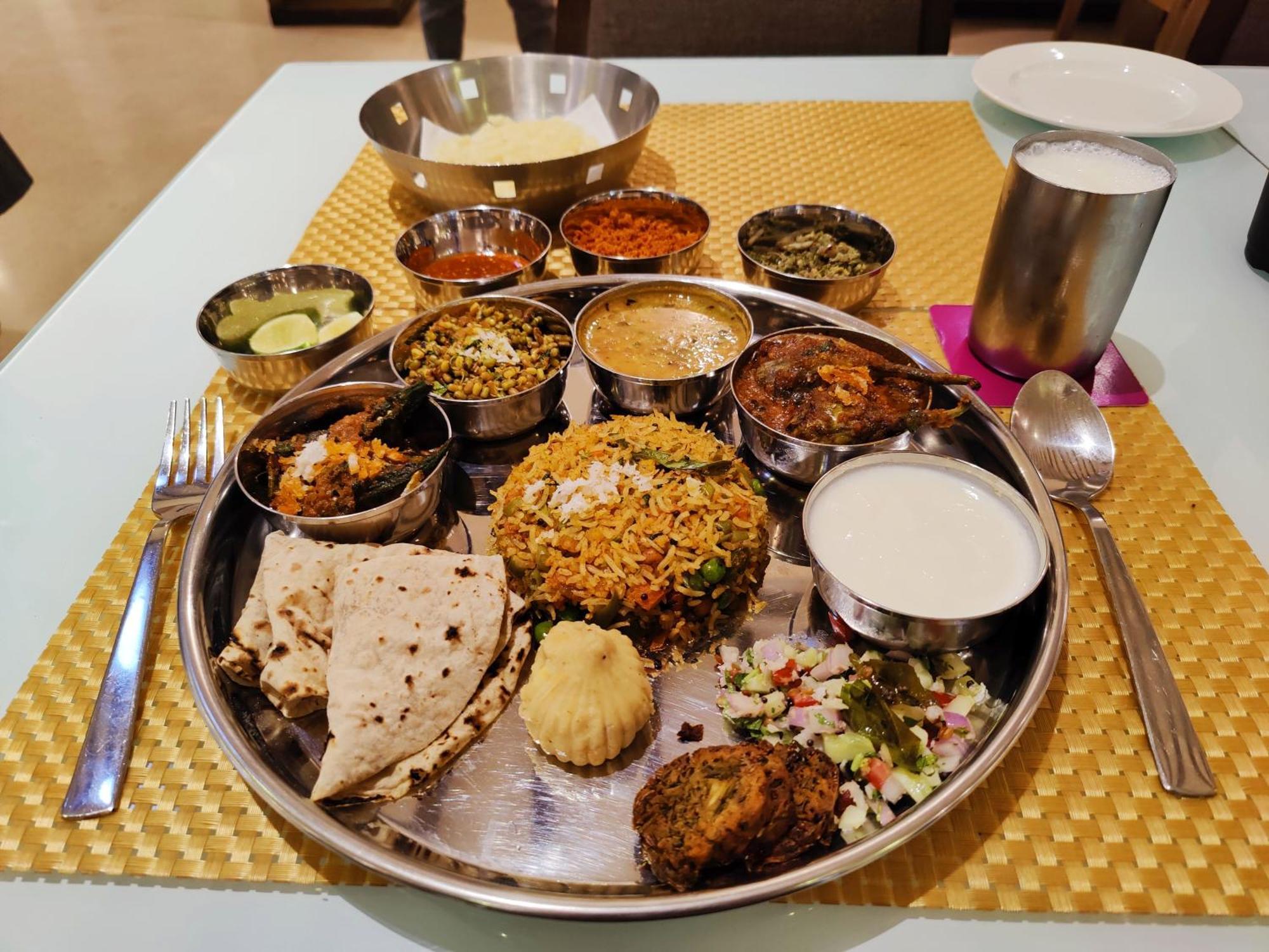 Regenta Central Grand Exotica Pimpri-Chinchwad Buitenkant foto