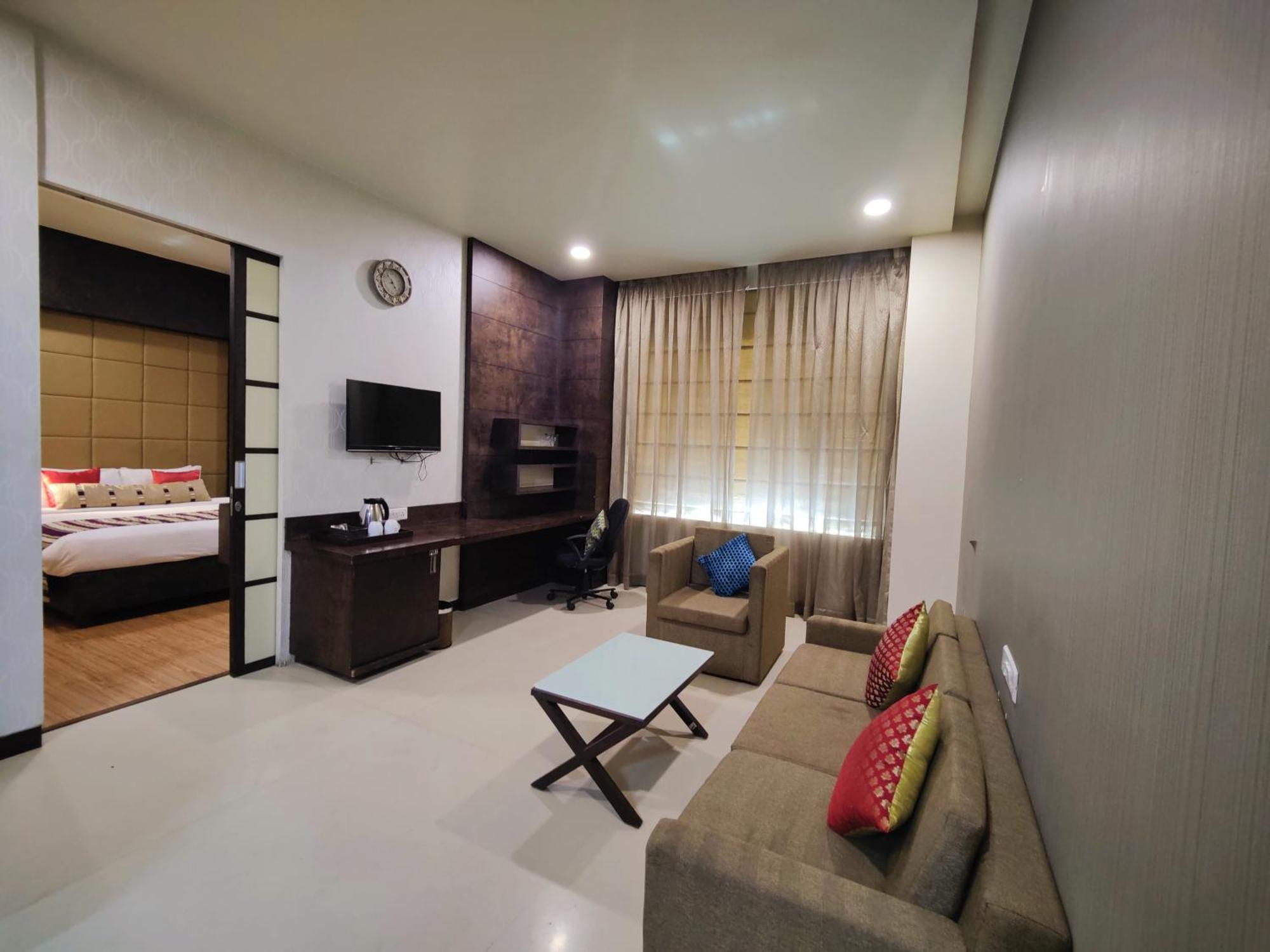 Regenta Central Grand Exotica Pimpri-Chinchwad Buitenkant foto