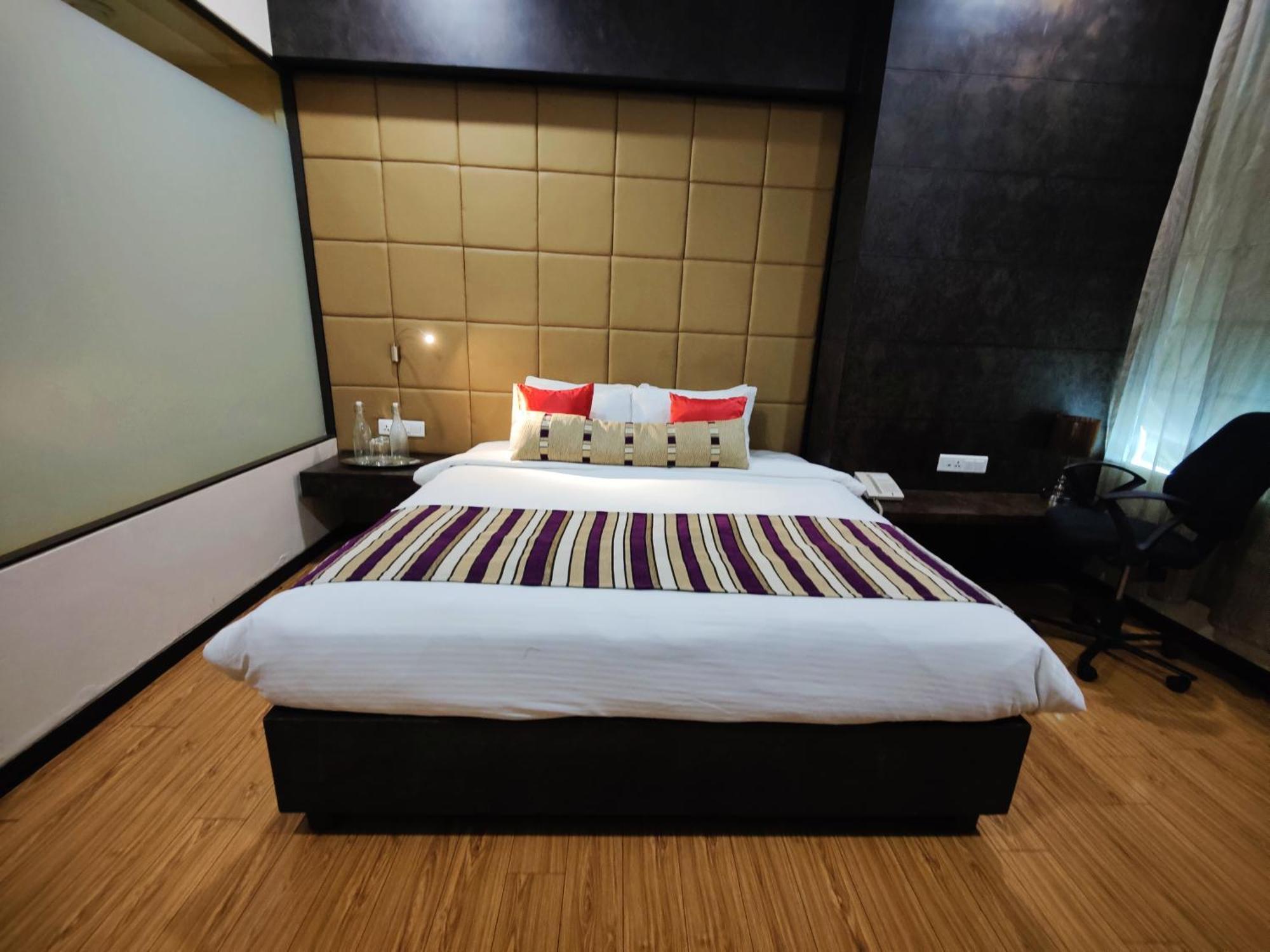 Regenta Central Grand Exotica Pimpri-Chinchwad Buitenkant foto