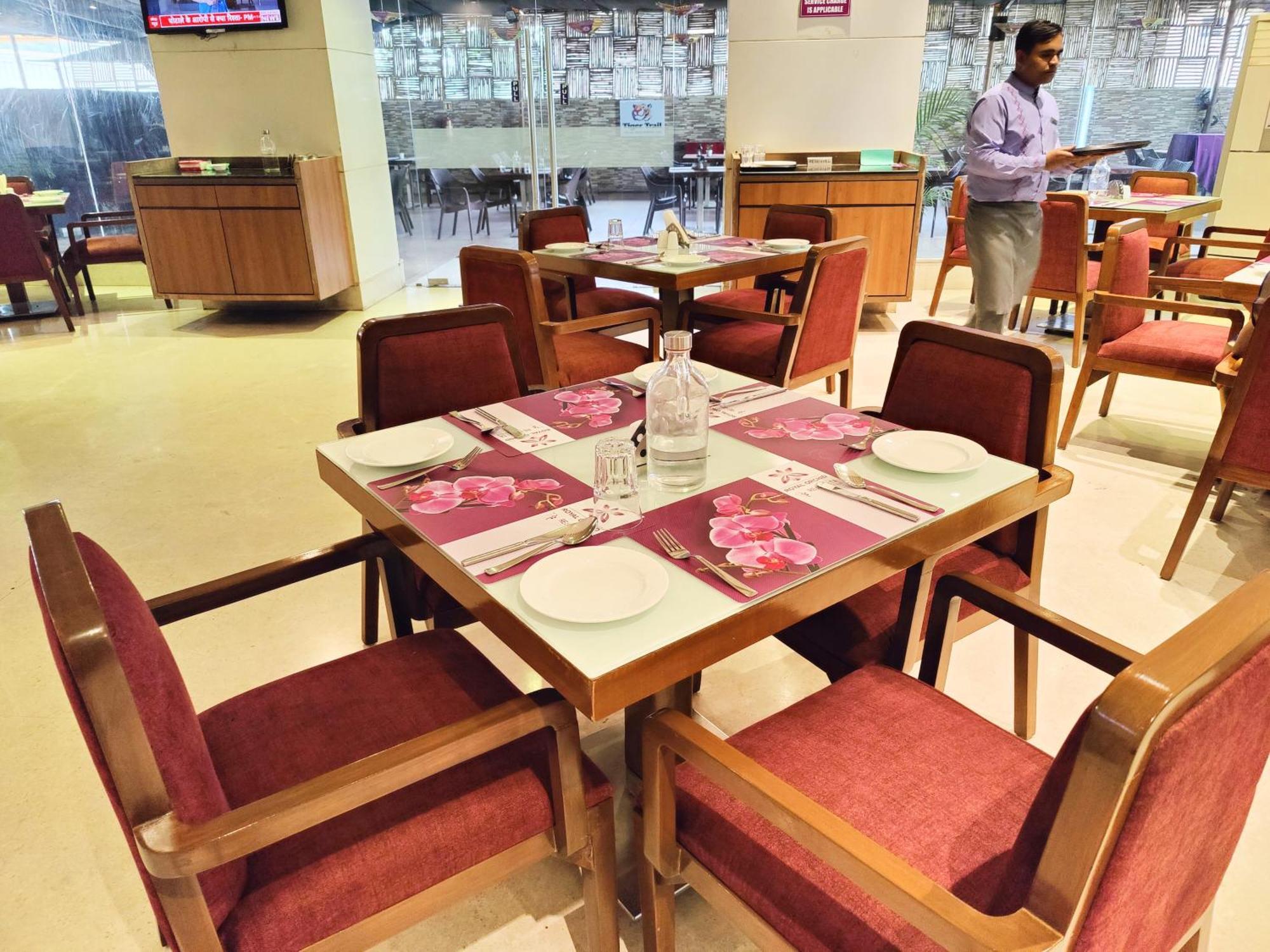 Regenta Central Grand Exotica Pimpri-Chinchwad Buitenkant foto