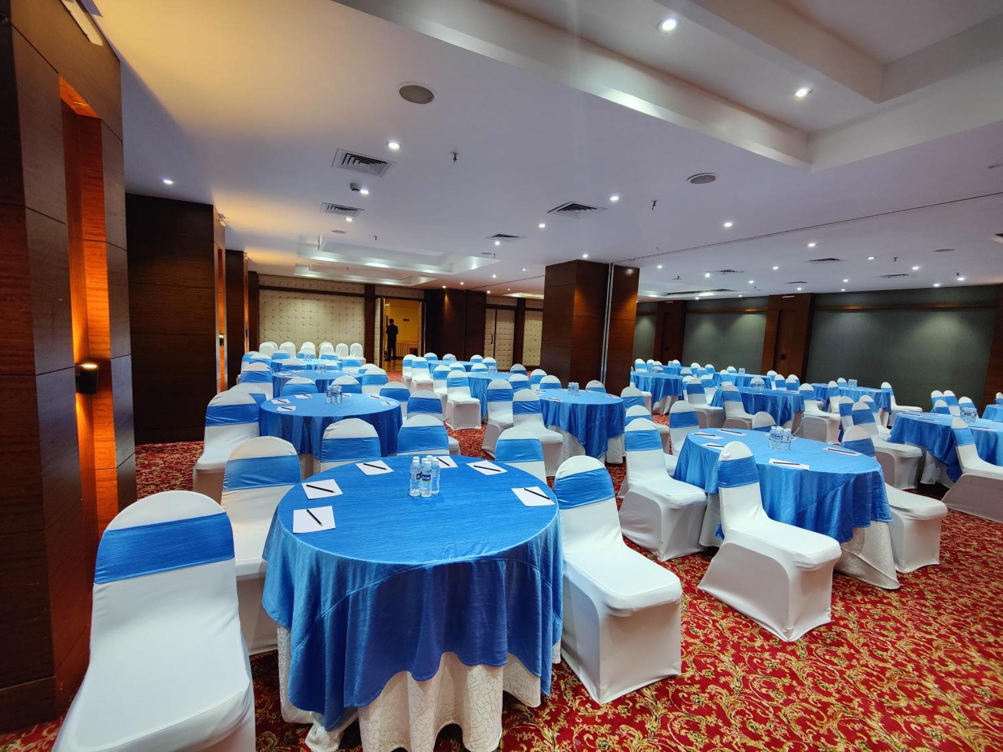 Regenta Central Grand Exotica Pimpri-Chinchwad Buitenkant foto