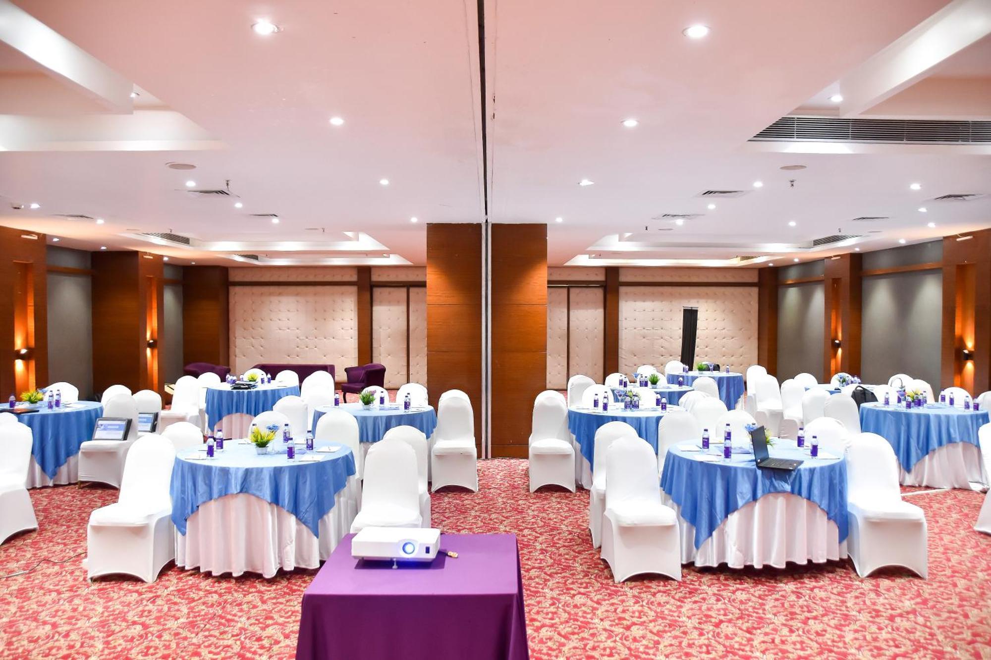 Regenta Central Grand Exotica Pimpri-Chinchwad Buitenkant foto
