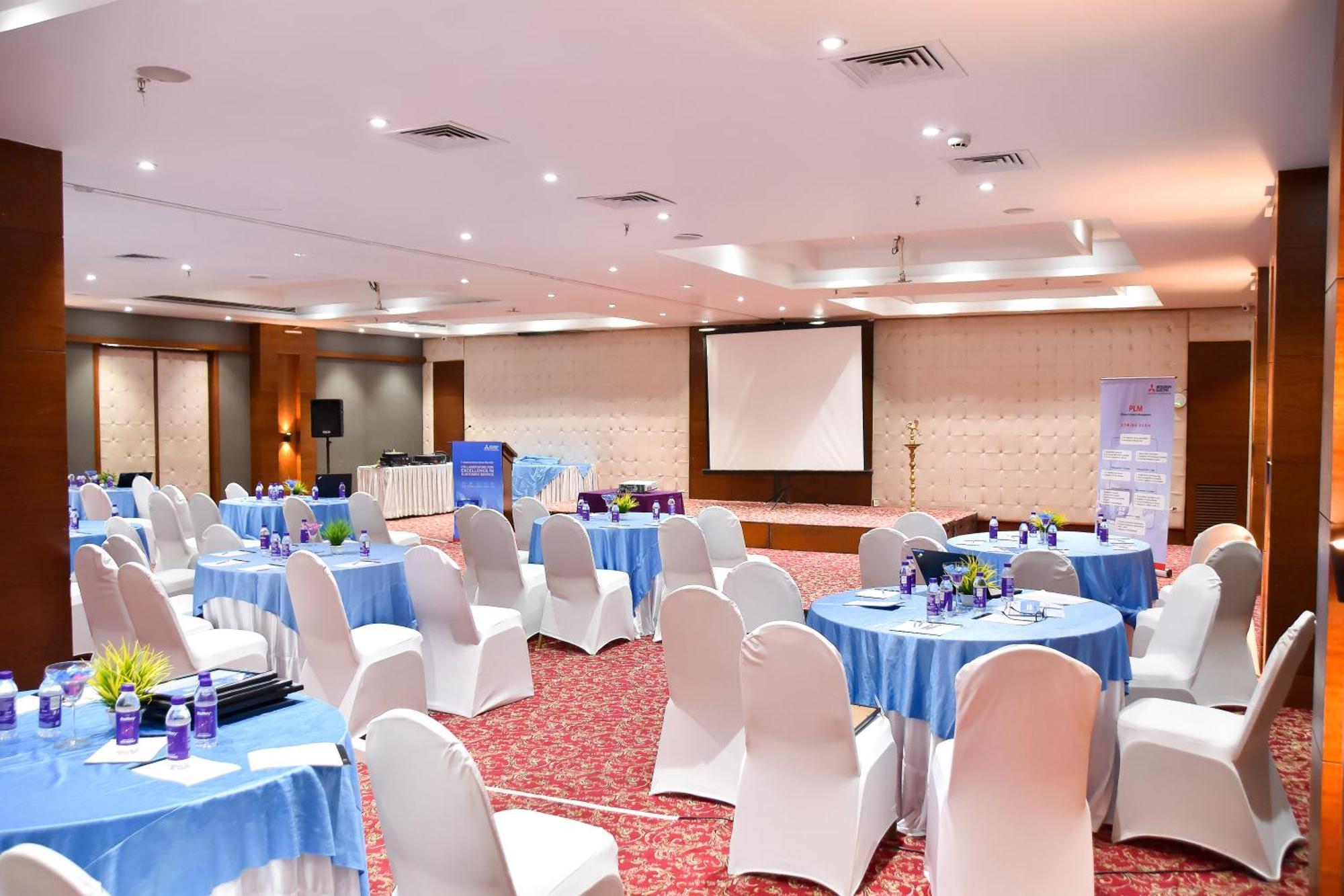 Regenta Central Grand Exotica Pimpri-Chinchwad Buitenkant foto