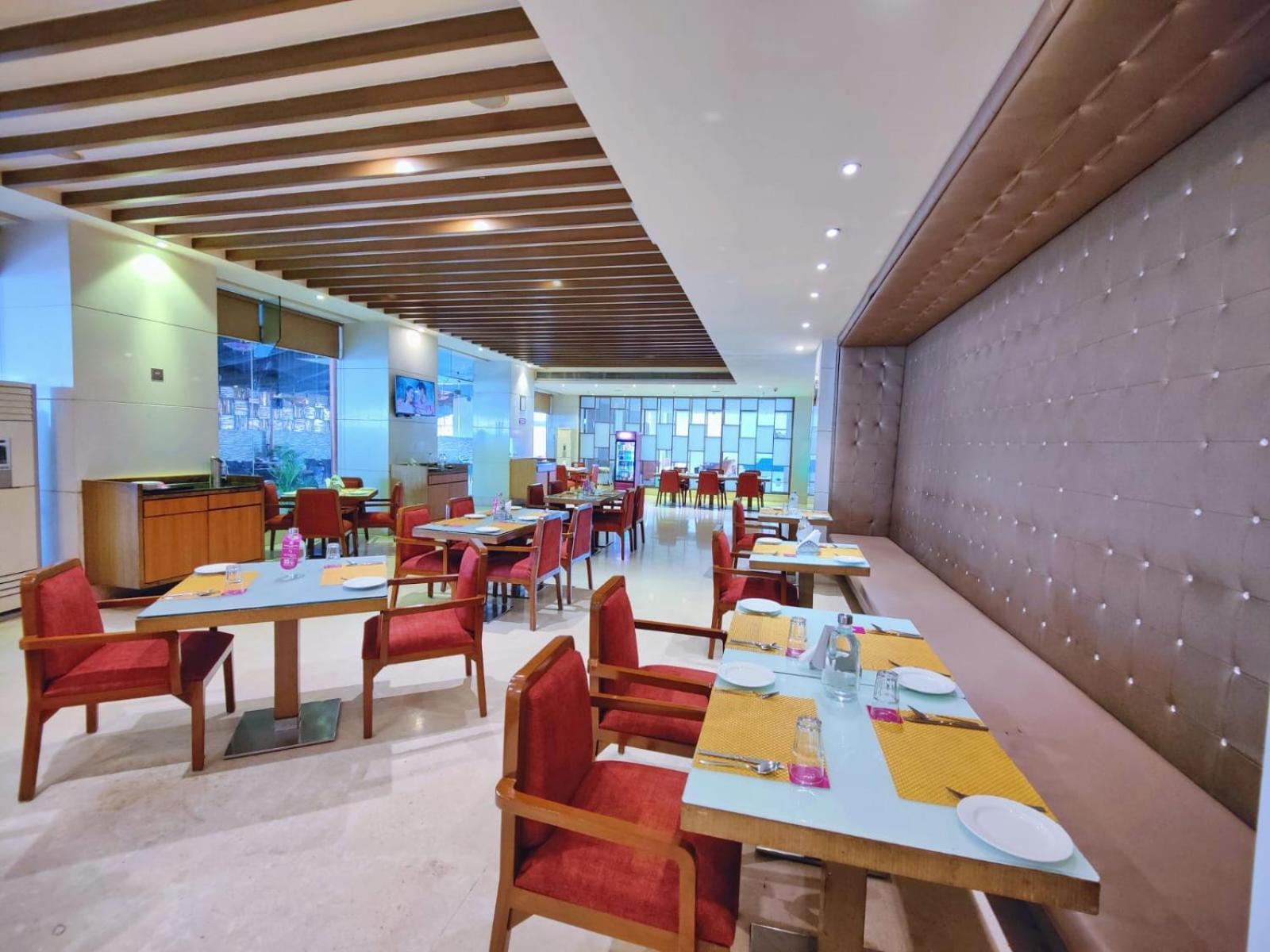 Regenta Central Grand Exotica Pimpri-Chinchwad Buitenkant foto