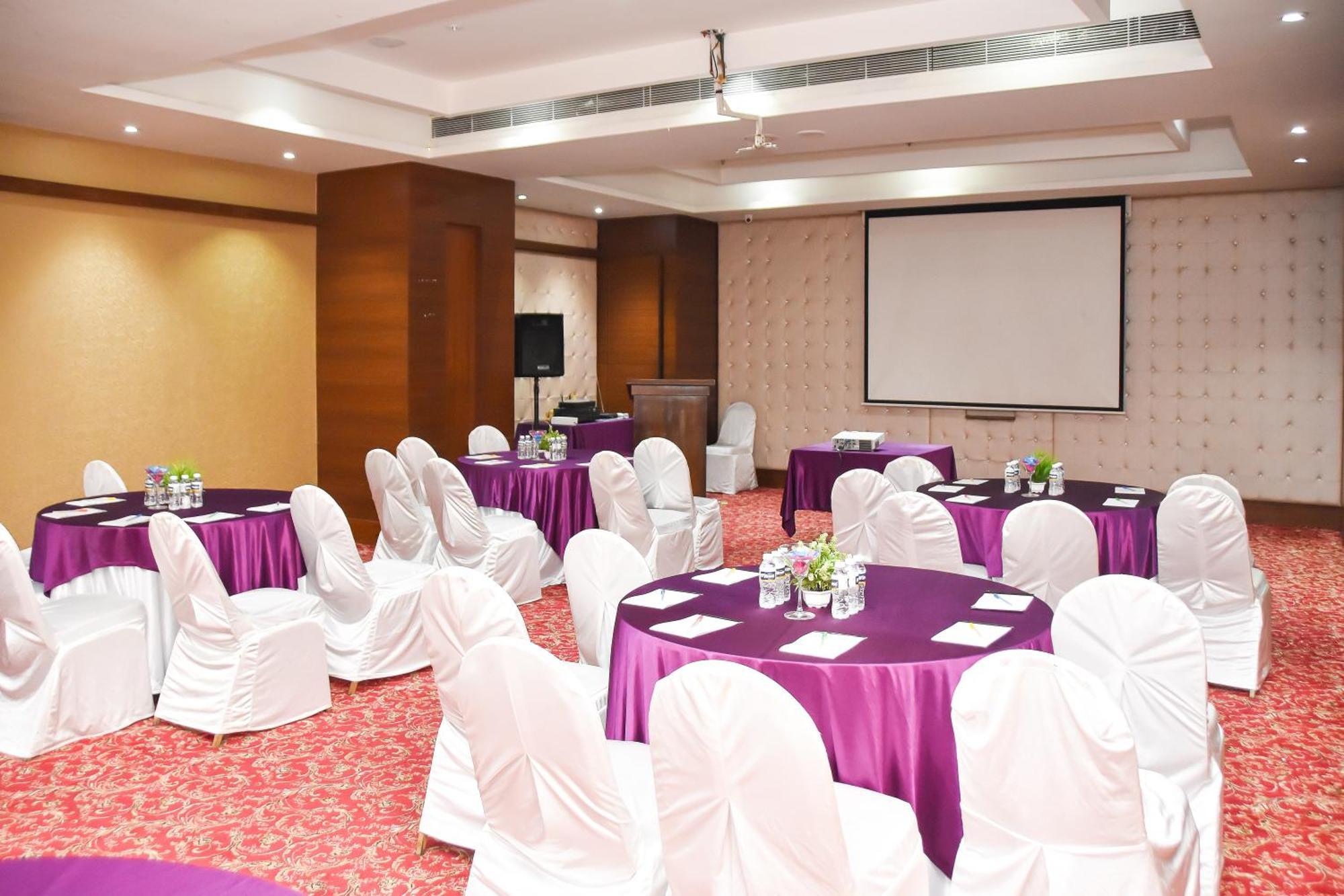 Regenta Central Grand Exotica Pimpri-Chinchwad Buitenkant foto