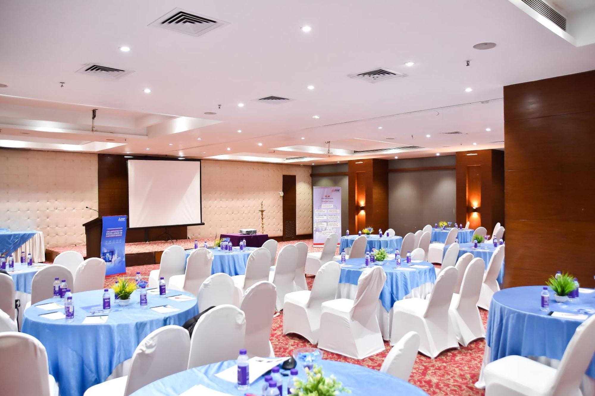 Regenta Central Grand Exotica Pimpri-Chinchwad Buitenkant foto