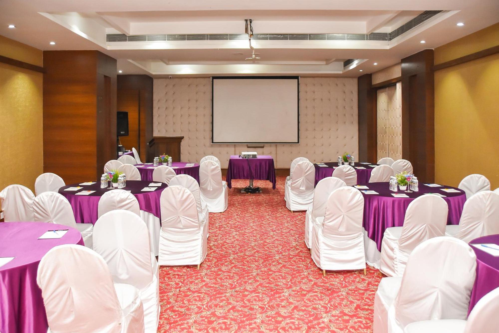 Regenta Central Grand Exotica Pimpri-Chinchwad Buitenkant foto