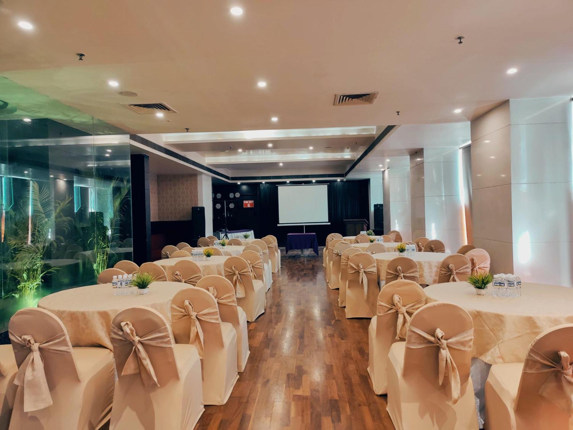 Regenta Central Grand Exotica Pimpri-Chinchwad Buitenkant foto