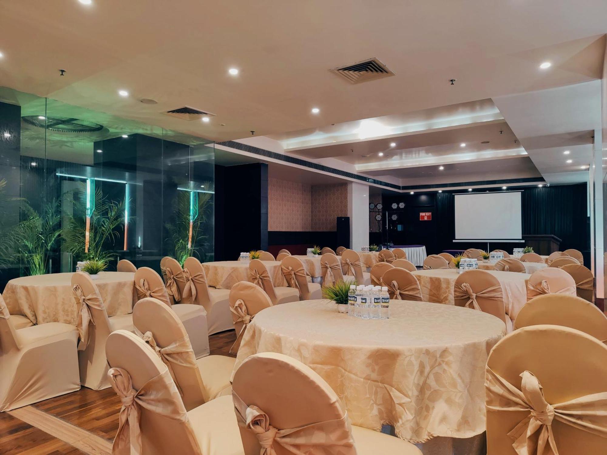 Regenta Central Grand Exotica Pimpri-Chinchwad Buitenkant foto