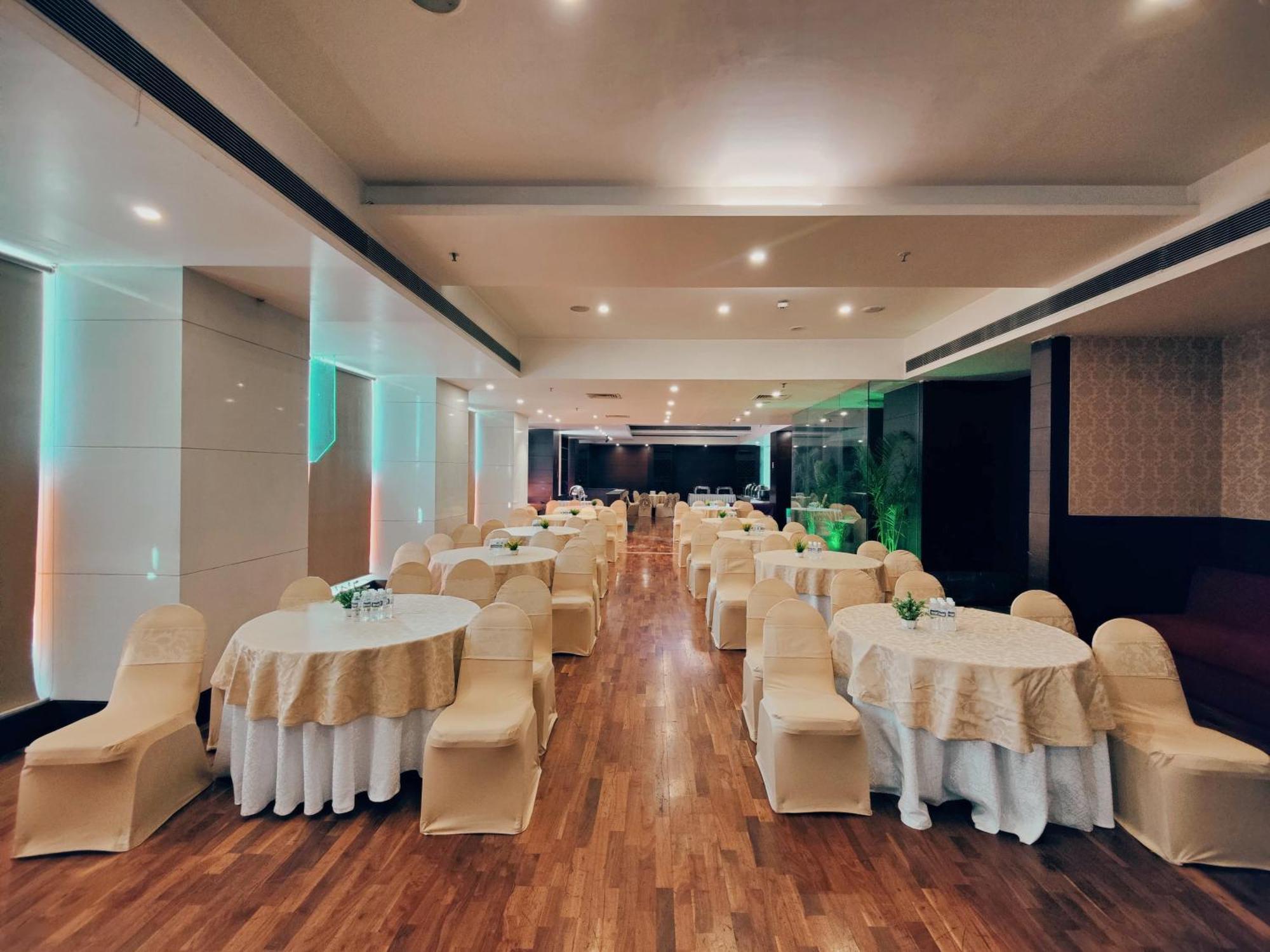 Regenta Central Grand Exotica Pimpri-Chinchwad Buitenkant foto