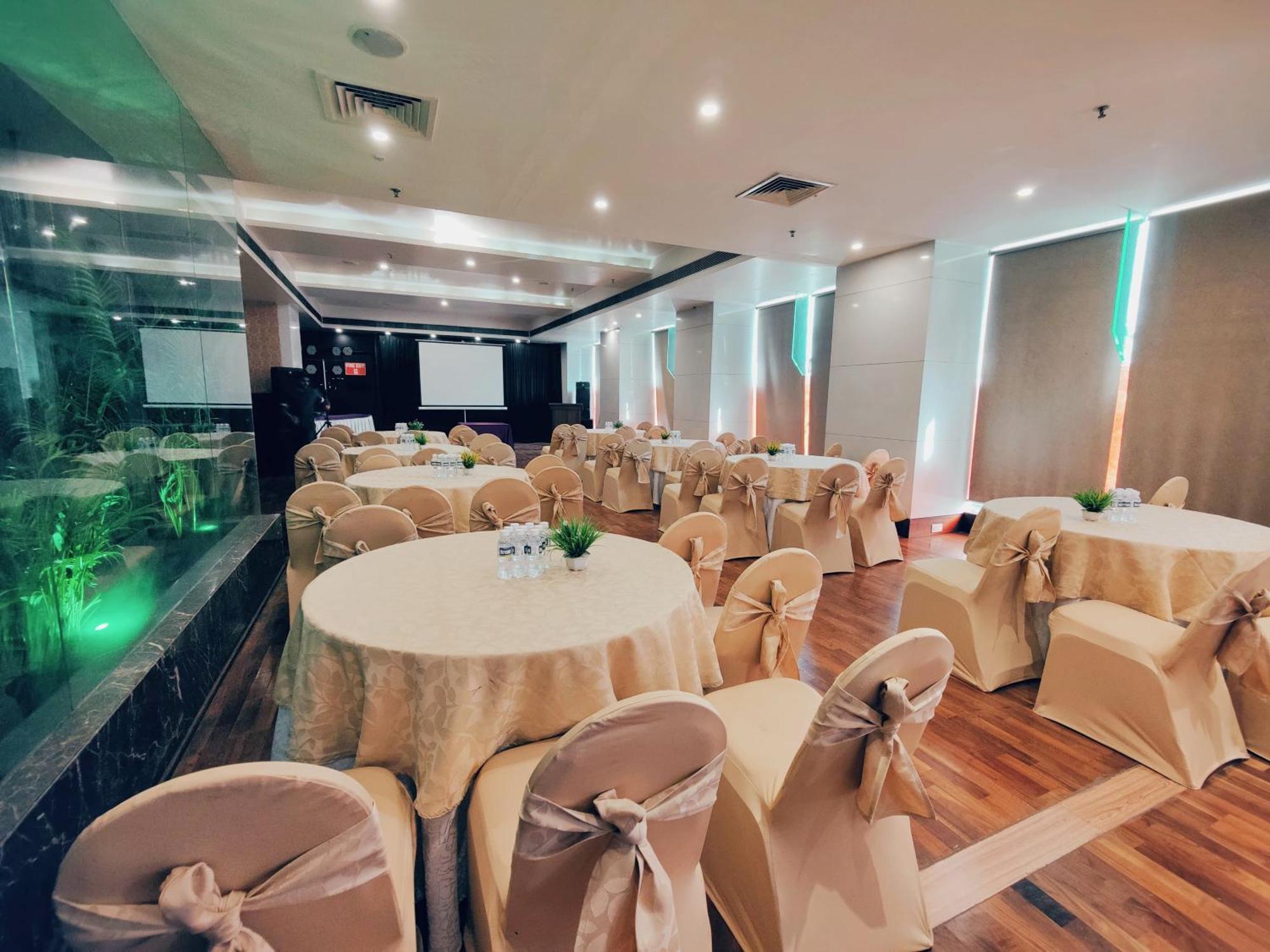 Regenta Central Grand Exotica Pimpri-Chinchwad Buitenkant foto